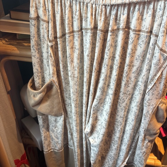 POL Oversized Floral Pattern Printed Cream and Tan Lounge Pants - Picture 5 of 5